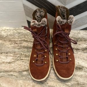 L.L.Bean snow boots;Day Venture insulated Boot; built all weather & comfort